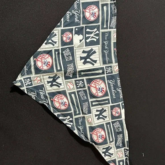 It’s a bandana! Bundle of 2 Yankees bandanas for pups in 2 sizes. EUC - Picture 6 of 9
